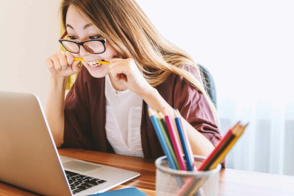 Giovane imprenditrice al computer