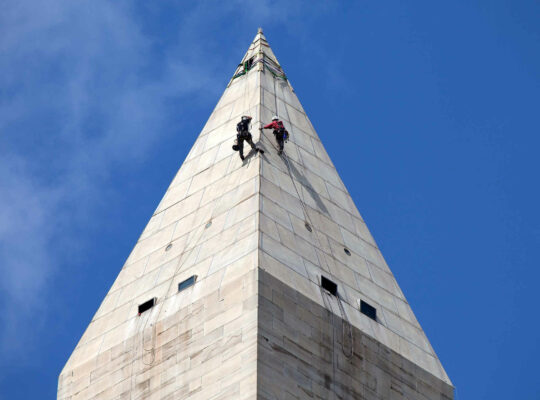Due scalatori che salgono su un edificio