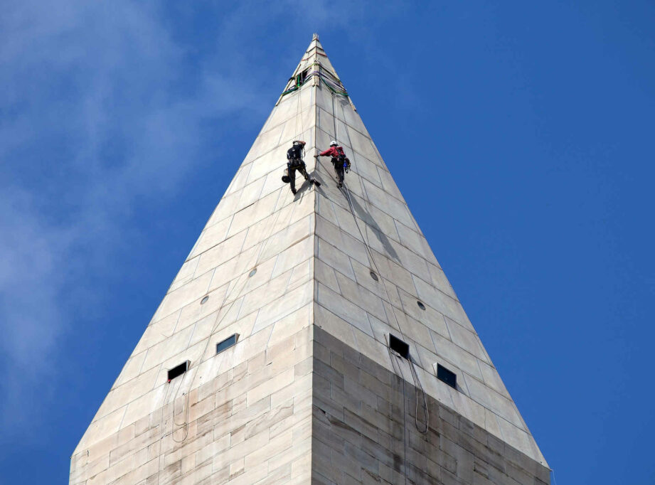 Due scalatori che salgono su un edificio